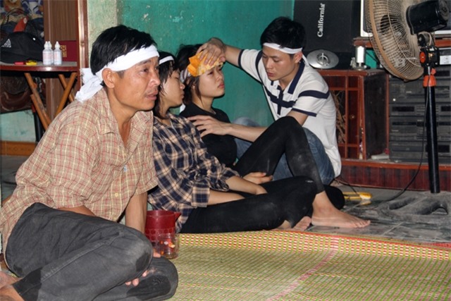 Ông Mạnh ngồi lặng người trước 2 chiếc quàn tài đặt song song