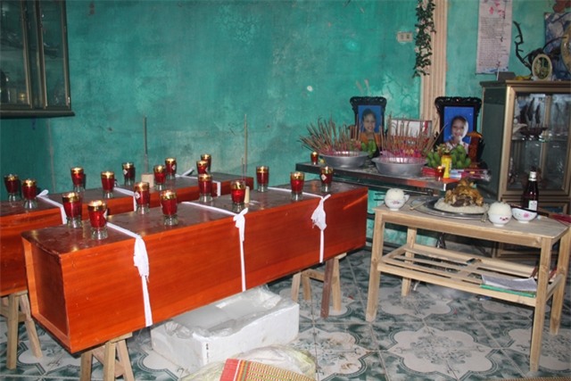 Hai chiếc quan tài được đặt song song