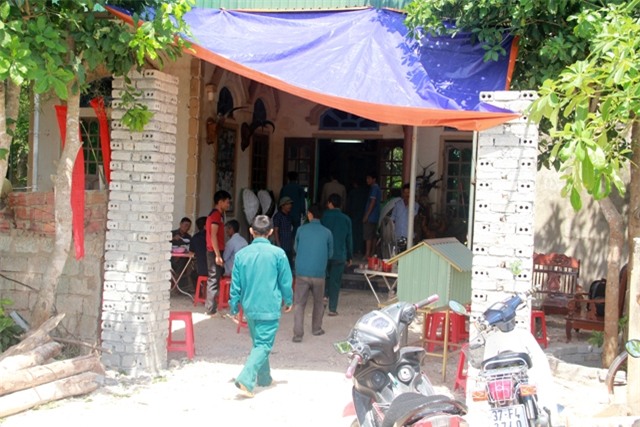 Dù thời tiết nắng nóng nhưng rất đông người dân vẫn tập trung đến chia buồn và tiễn 2 em về nơi an nghỉ cuối cùng