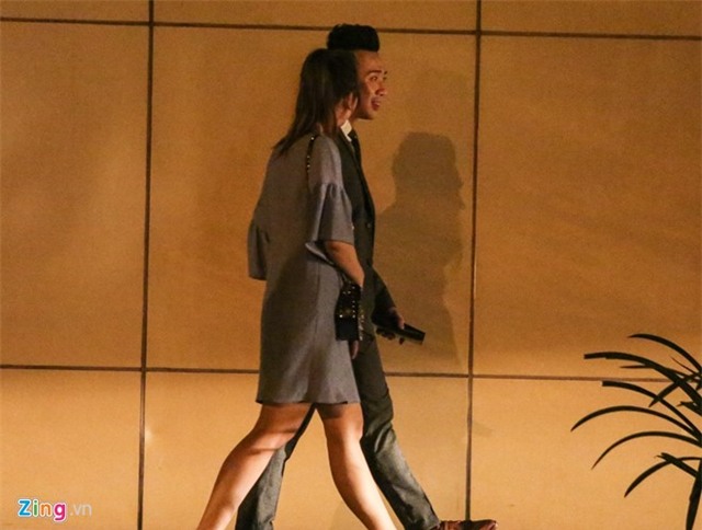 Tran Thanh nam tay Hari Won dao pho sau khi cau hon hinh anh 3