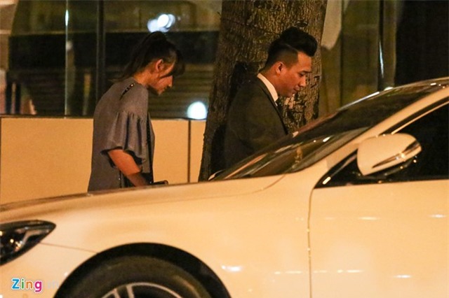 Tran Thanh nam tay Hari Won dao pho sau khi cau hon hinh anh 5