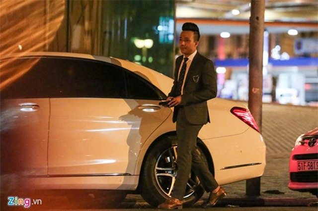 Tran Thanh nam tay Hari Won dao pho sau khi cau hon hinh anh 6