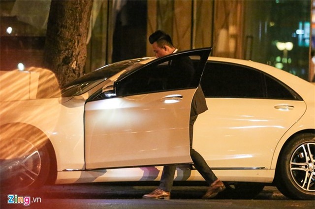 Tran Thanh nam tay Hari Won dao pho sau khi cau hon hinh anh 7