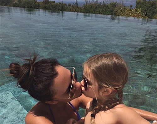 chi vi buc anh nay, victoria beckham bi cac ba me bim sua che het loi - 1