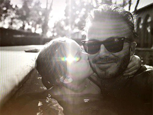 chi vi buc anh nay, victoria beckham bi cac ba me bim sua che het loi - 2