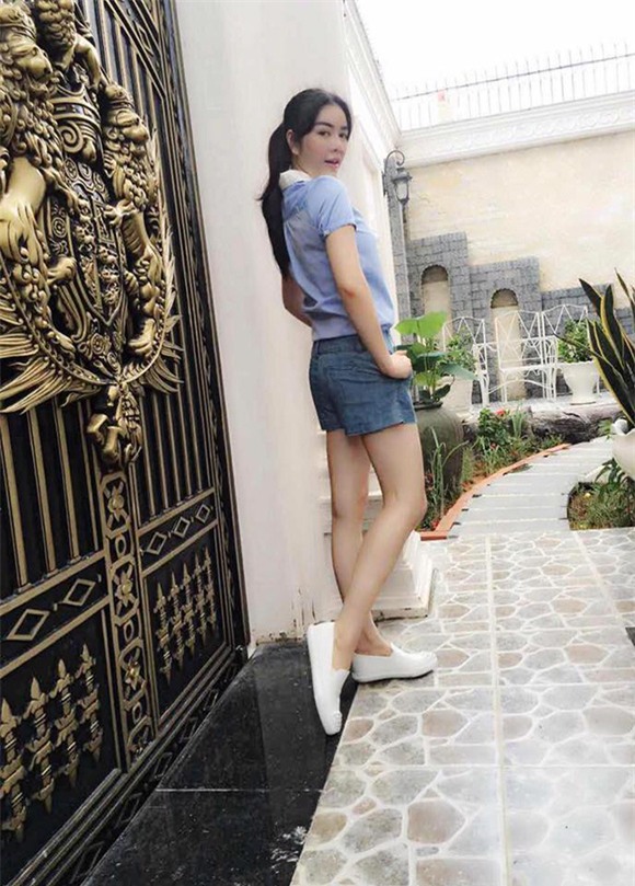 Lần đầu lộ ảnh chụp bên ngoài lâu đài dát vàng đi đến mỏi chân của Lý Nhã Kỳ - Ảnh 5.