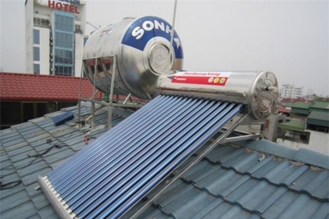 Sửa bình nóng lạnh trên mái tôn, hai cha con bị điện giật tử vong