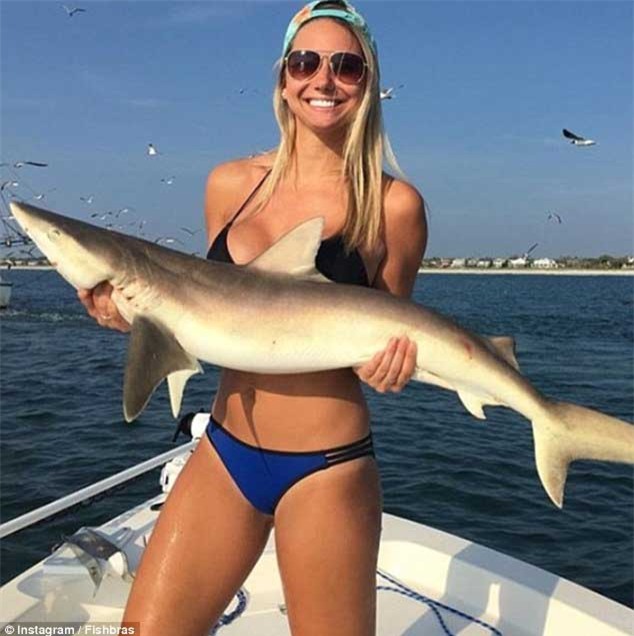 Instagram, áo ngực bằng cá, ngực trần,