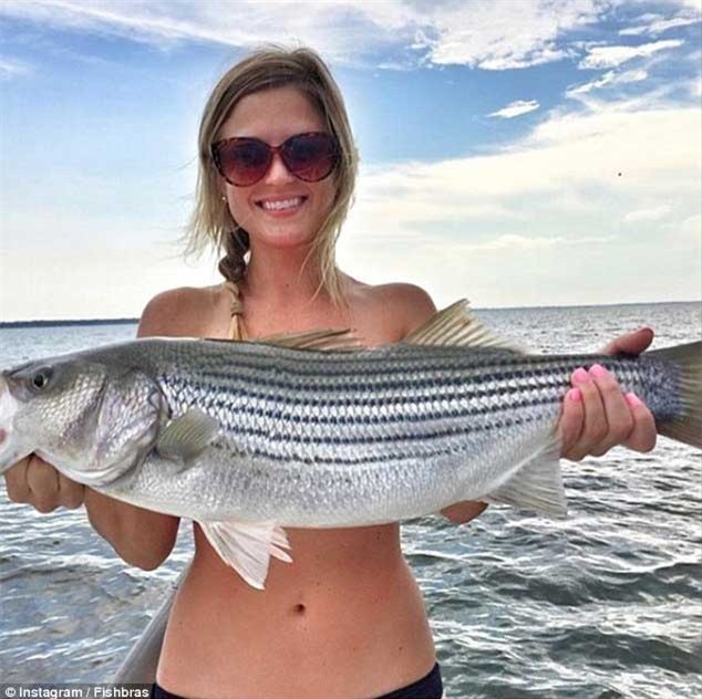 Instagram, áo ngực bằng cá, ngực trần,