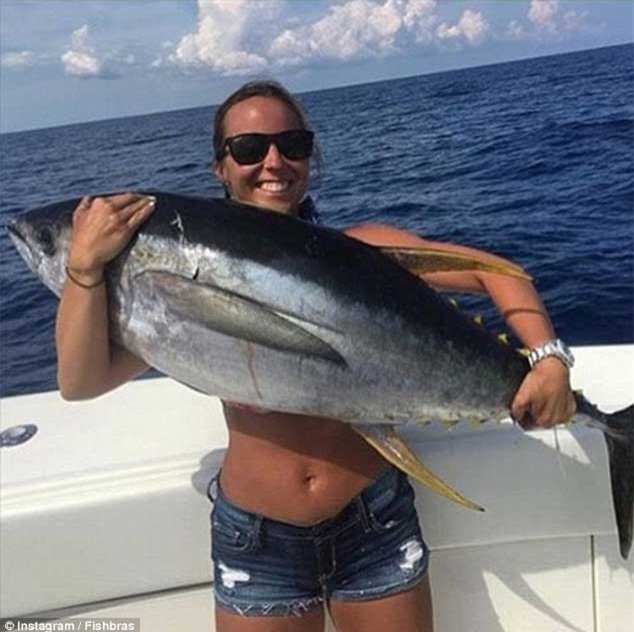 Instagram, áo ngực bằng cá, ngực trần,