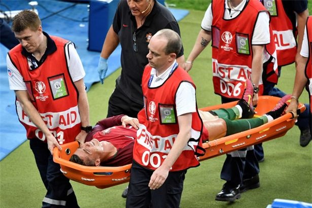 Sau giây phút vinh quang, giông bão đang chờ Ronaldo - Ảnh 1.