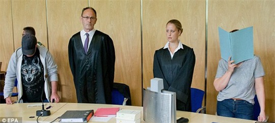 Bà Andrea G. che mặt khi xuất hiện trong phiên tòa ngày 12-7. Ảnh: EPA