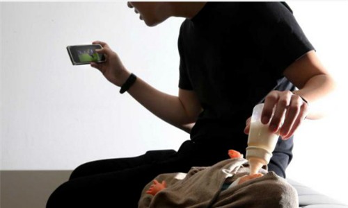 be-3-thang-tuoi-tu-vong-khi-bo-vua-cho-bu-binh-vua-nghich-dien-thoai