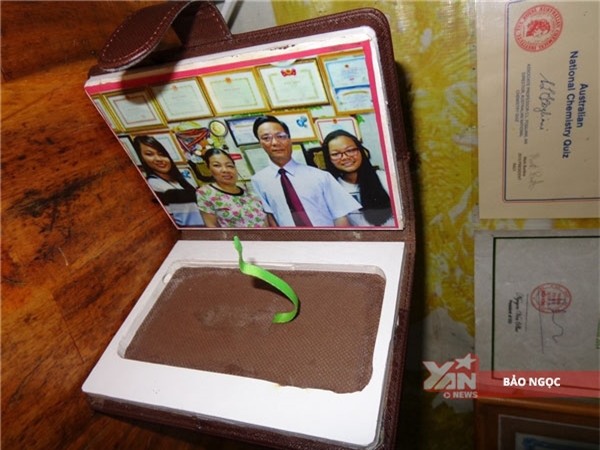 Đồng hồ và vỏ đựng điện thoại được chú Dư tỉ mỉ làm tặng con.