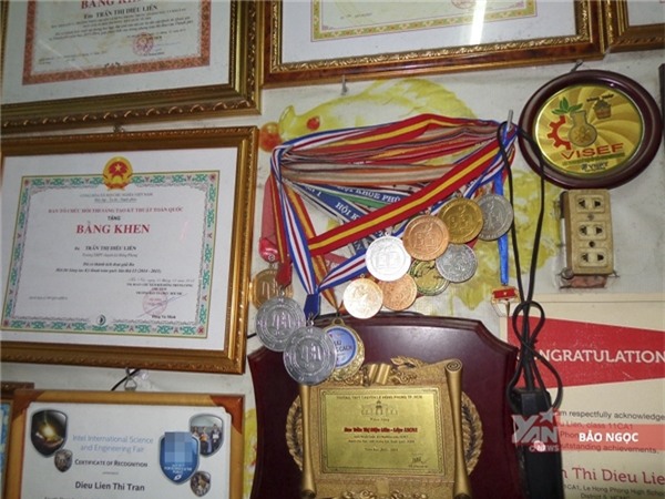 Ngôi nhà ọp ẹp 17m2 của con gái cô lao công đạt học bổng 7 tỉ Harvard