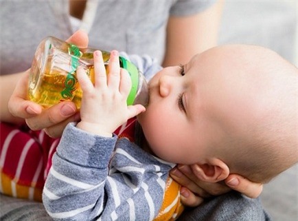 Nguyên nhân, biểu hiện trẻ bị sặc sữa, cháo, nguyen nhan tre bi sac sua, chao