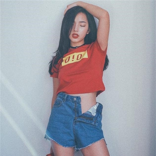 6 cô nàng hot girl Việt đang lăng xê tích cực phong cách gợi cảm - Ảnh 2.