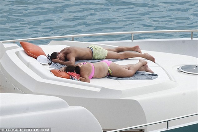 Bố con Ronaldo thư thái nghỉ ngơi trên du thuyền - Ảnh 6.