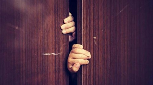 ngoai tinh, bi phat hien, giau tinh nhan trong ruong den chet ngat - 1