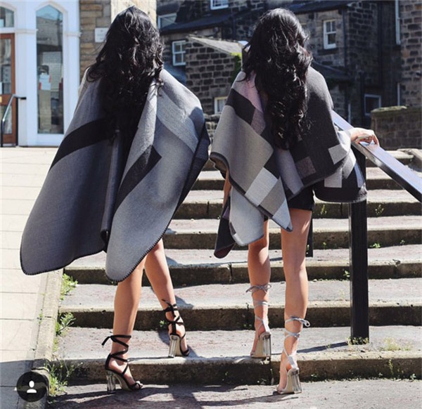 phat hon voi cap chi em sinh doi noi tieng sexy khap the gioi - 8