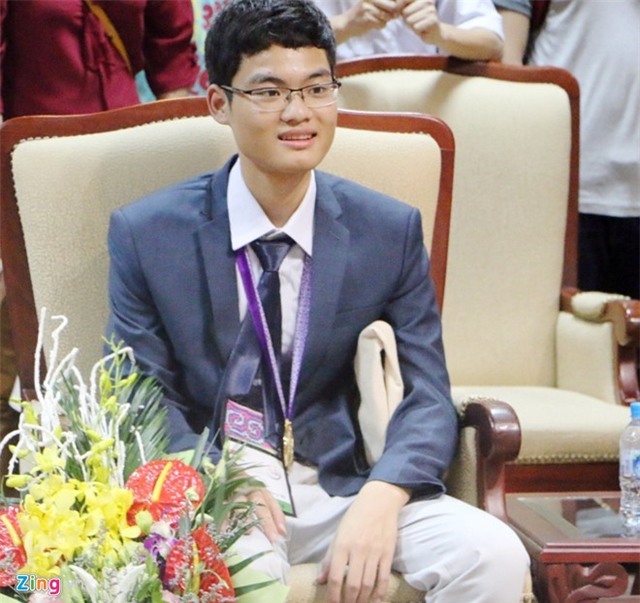 Con nguoi ban kinh 2 lan doat huy chuong vang Olympic Toan hinh anh 1
