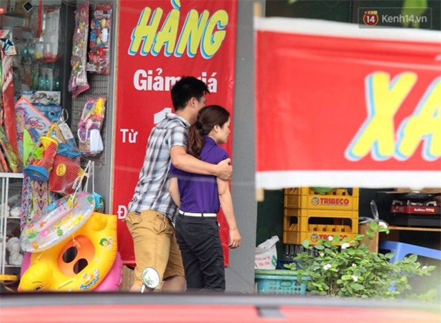 Hà Nội: Ở nhà một mình, bé 6 tuổi trèo ra ban công tầng 11 và rơi xuống tử vong - Ảnh 2.