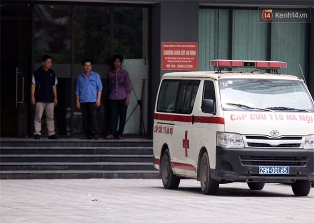 Hà Nội: Ở nhà một mình, bé 6 tuổi trèo ra ban công tầng 11 và rơi xuống tử vong - Ảnh 3.