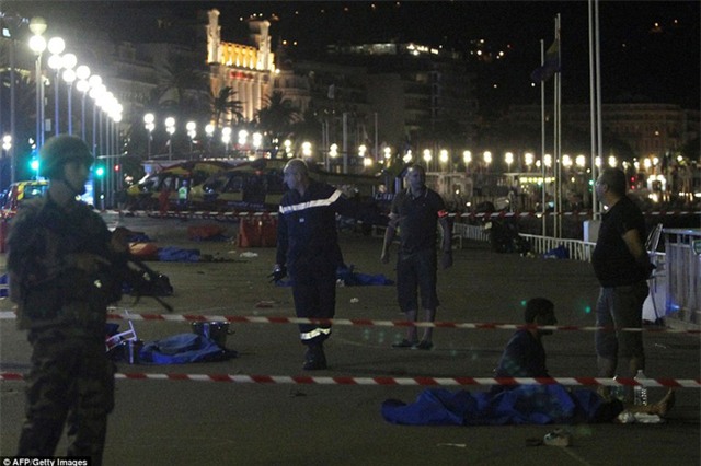 Không thể cầm nước mắt trước những hình ảnh đau thương nhất trong vụ tấn công khủng bố ở Pháp - Ảnh 1.