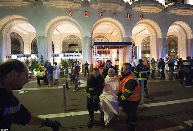 Không thể cầm nước mắt trước những hình ảnh đau thương nhất trong vụ tấn công khủng bố ở Pháp - Ảnh 10.