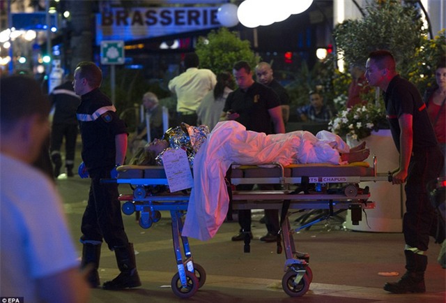 Không thể cầm nước mắt trước những hình ảnh đau thương nhất trong vụ tấn công khủng bố ở Pháp - Ảnh 12.