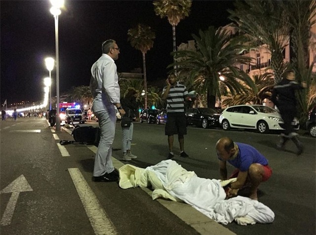 Không thể cầm nước mắt trước những hình ảnh đau thương nhất trong vụ tấn công khủng bố ở Pháp - Ảnh 13.