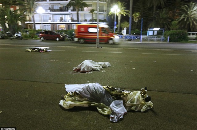 Không thể cầm nước mắt trước những hình ảnh đau thương nhất trong vụ tấn công khủng bố ở Pháp - Ảnh 15.