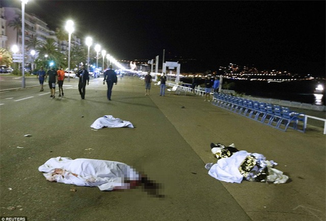 Không thể cầm nước mắt trước những hình ảnh đau thương nhất trong vụ tấn công khủng bố ở Pháp - Ảnh 3.