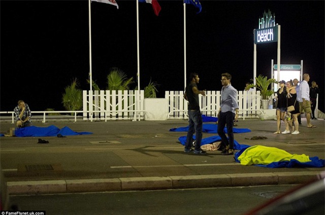 Không thể cầm nước mắt trước những hình ảnh đau thương nhất trong vụ tấn công khủng bố ở Pháp - Ảnh 4.