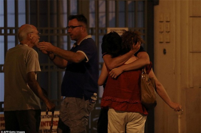 Không thể cầm nước mắt trước những hình ảnh đau thương nhất trong vụ tấn công khủng bố ở Pháp - Ảnh 7.