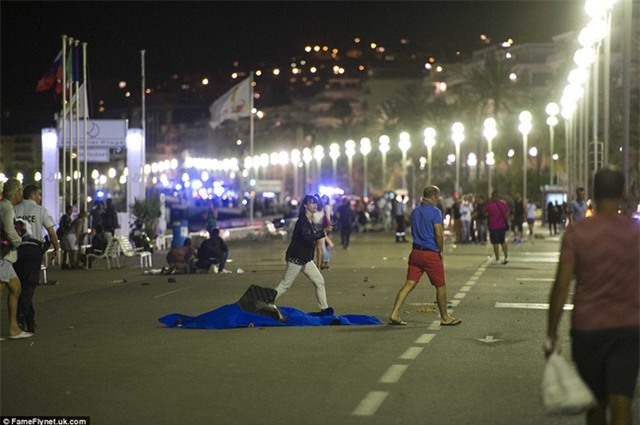 Không thể cầm nước mắt trước những hình ảnh đau thương nhất trong vụ tấn công khủng bố ở Pháp - Ảnh 8.