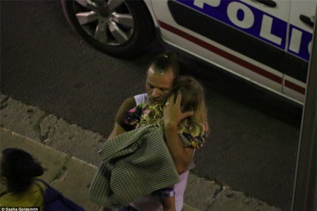Không thể cầm nước mắt trước những hình ảnh đau thương nhất trong vụ tấn công khủng bố ở Pháp - Ảnh 9.