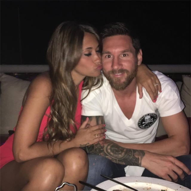 Messi cười tươi vì được vợ hôn má - Ảnh 1.