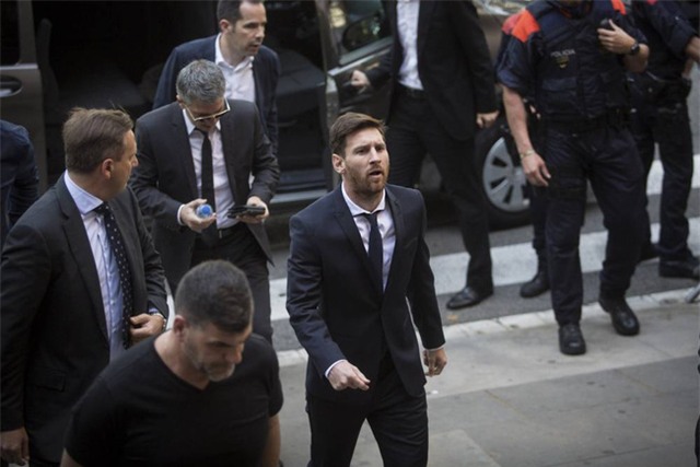 Messi cười tươi vì được vợ hôn má - Ảnh 4.