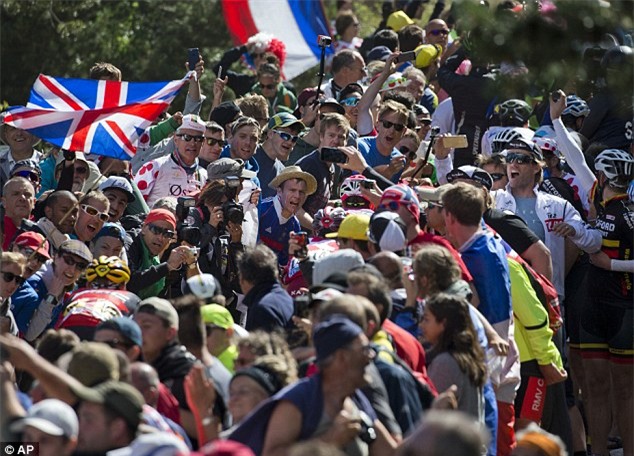Hi hữu: Xe hỏng, áo vàng Tour de France phải chạy bộ về đích - Ảnh 3.