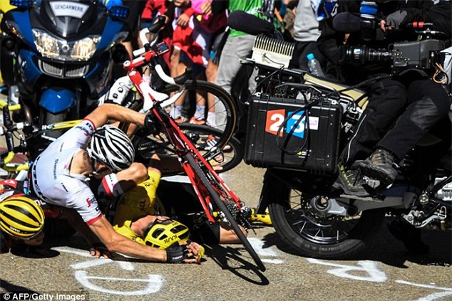 Hi hữu: Xe hỏng, áo vàng Tour de France phải chạy bộ về đích - Ảnh 4.