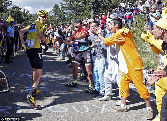 Hi hữu: Xe hỏng, áo vàng Tour de France phải chạy bộ về đích - Ảnh 5.