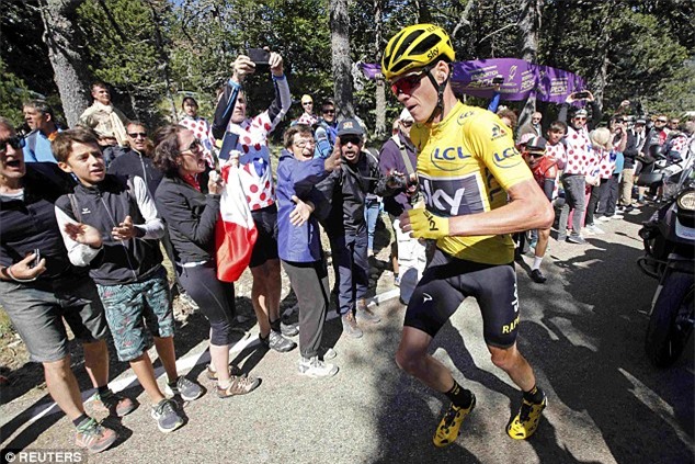 Hi hữu: Xe hỏng, áo vàng Tour de France phải chạy bộ về đích - Ảnh 7.
