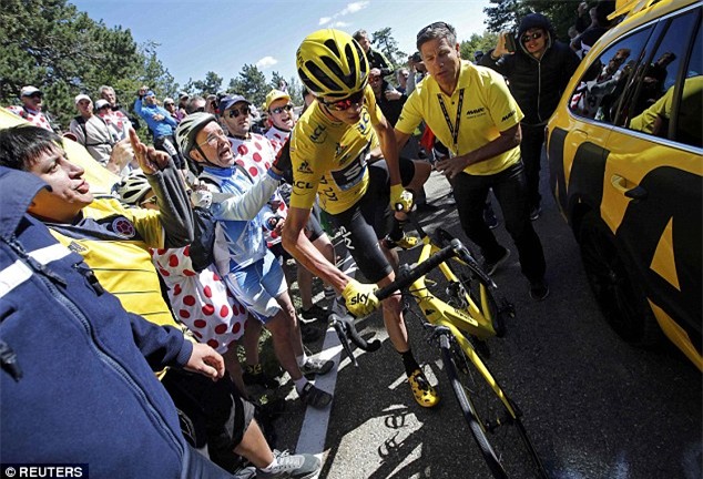 Hi hữu: Xe hỏng, áo vàng Tour de France phải chạy bộ về đích - Ảnh 8.