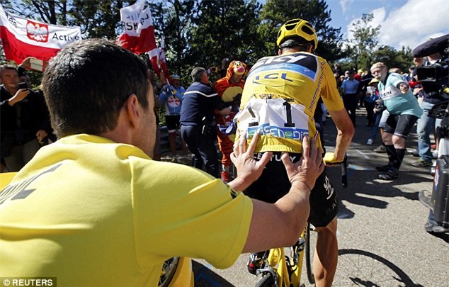Hi hữu: Xe hỏng, áo vàng Tour de France phải chạy bộ về đích - Ảnh 9.