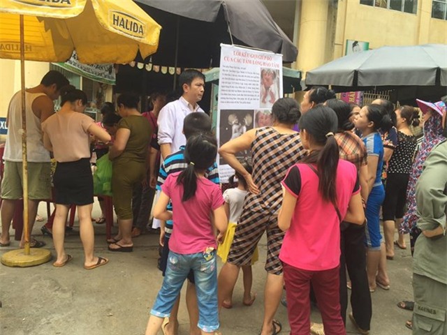 Bác sĩ ra chợ xin từ thiện: người ngưỡng mộ, người chê trách - Ảnh 2.