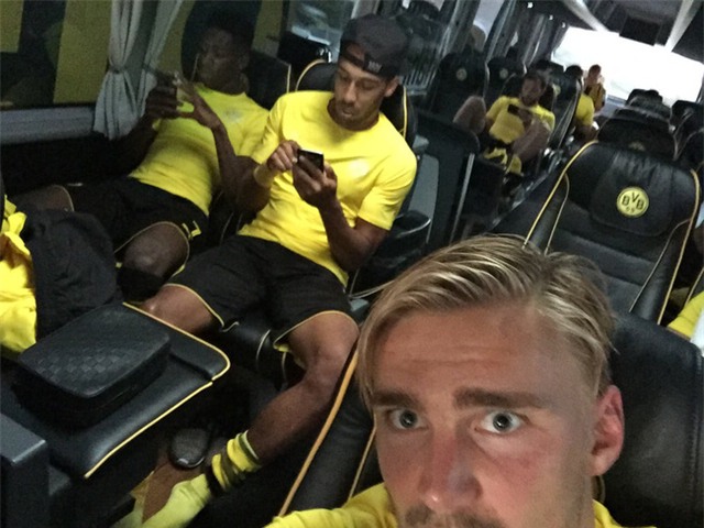 Cả đội Borussia Dortmund rủ nhau đi bắt Pokemon - Ảnh 1.