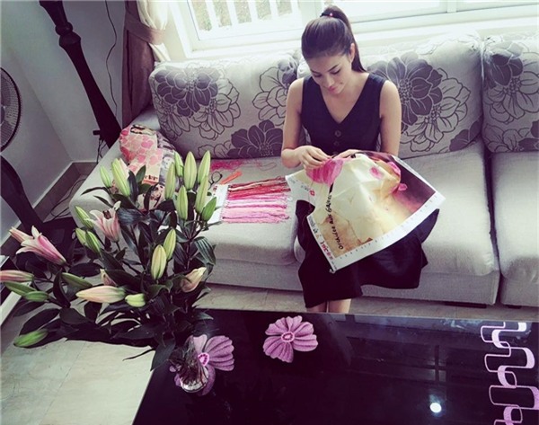 Kết thúc chuỗi ngày ghi hình The Face cực nhọc, Phạm Hương trở về quê nhà Thủy Nguyên, Hải Phòng để tận hưởng cuộc sống êm đềm bên gia đình. Mới đây, mĩ nhân V-biz đã khoe với người hâm mộ bức ảnh ghi lại khoảnh khắc mình đang thêu thùa. Được biết đây là một trong những tài lẻ của Phạm Hương. Người đẹp chia sẻ: 