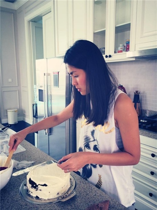 Dường như, không chỉ thông minh, tài giỏi ở công việc kinh doanh mà Tăng Thanh Hà còn vô cùng đảm đang trong công việc nội trợ nấu nướng, khéo léo bằng việc tự làm bánh kem. - Tin sao Viet - Tin tuc sao Viet - Scandal sao Viet - Tin tuc cua Sao - Tin cua Sao