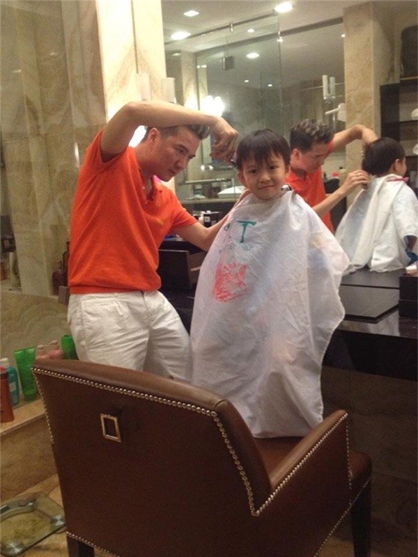 Như nhiều người đã biết trước khi thành công ở lĩnh vực ca nhạc, Đàm Vĩnh Hưng từng theo học cắt tóc. Đây là một trong những tài lẻ mà nam ca sĩ cực yêu thích. - Tin sao Viet - Tin tuc sao Viet - Scandal sao Viet - Tin tuc cua Sao - Tin cua Sao